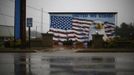 A mural is seen in Ontario, Ohio October 31, 2012. The city is the site of the former General Motors Mansfield-Ontario Metal Center in Ontario, Ohio. The plant closed in 2010 during GM's bankruptcy restructuring. In August, the Racer Trust, which holds plants that GM got rid of during bankruptcy, said it would sell the plant to Brownfield Communities Development Co for an undisclosed amount. With less than a week left before the U.S. presidential election, the fight is on in Ohio one step at a time. U.S. President Barack Obama and Republican challenger Mitt Romney have blanketed the state that both sides view as key to the White House. REUTERS/Eric Thayer (UNITED STATES - Tags: POLITICS ELECTIONS USA PRESIDENTIAL ELECTION) Published: Lis. 1, 2012, 12:09 dop.