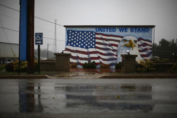 A mural is seen in Ontario, Ohio October 31, 2012. The city is the site of the former General Motors Mansfield-Ontario Metal Center in Ontario, Ohio. The plant closed in 2010 during GM's bankruptcy restructuring. In August, the Racer Trust, which holds plants that GM got rid of during bankruptcy, said it would sell the plant to Brownfield Communities Development Co for an undisclosed amount. With less than a week left before the U.S. presidential election, the fight is on in Ohio one step at a time. U.S. President Barack Obama and Republican challenger Mitt Romney have blanketed the state that both sides view as key to the White House. REUTERS/Eric Thayer (UNITED STATES - Tags: POLITICS ELECTIONS USA PRESIDENTIAL ELECTION) Published: Lis. 1, 2012, 12:09 dop.