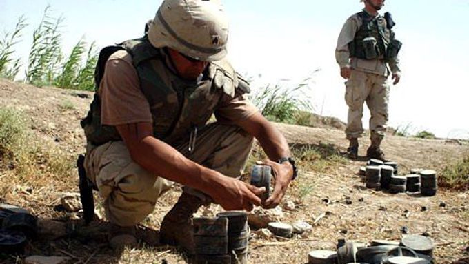 Protipěchotní miny jsou stejně nebezpečné pro vojáky i civilisty.