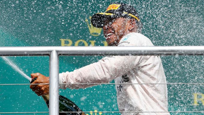Lewis Hamilton slaví triumf ve Velké ceně Německa.