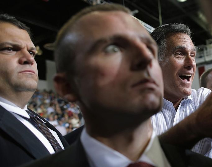 Republican presidential candidate and former Massachusetts Governor Mitt Romney greets audience members at a campaign rally in Las Vegas, Nevada September 21, 2012. REUTERS/Brian Snyder (UNITED STATES - Tags: POLITICS ELECTIONS) Published: Zář. 22, 2012, půlnoc