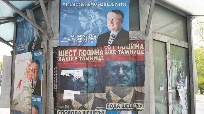 Plakát na bělehradské ulici vyjadřuje podporu Vojislavu Šešeljovi. Ultranacionalista Šešelj byl srbským vicepremiérem a blízkým spolupracovníkem Slobodana Miloševiče.