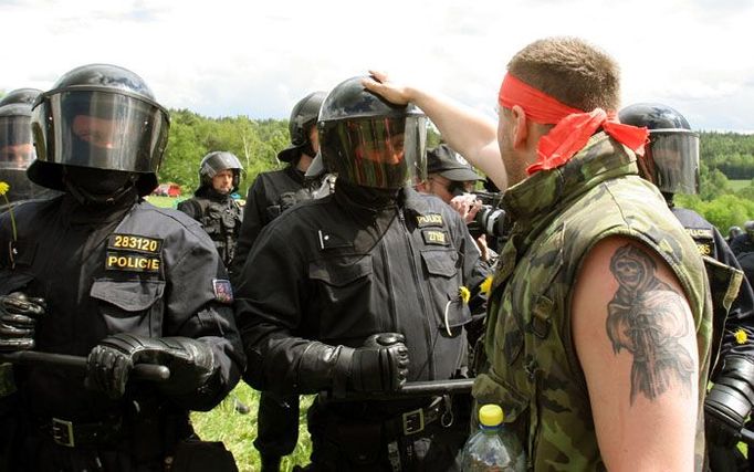 I když si "demonstranté" někdy troufnou hodně blízko.