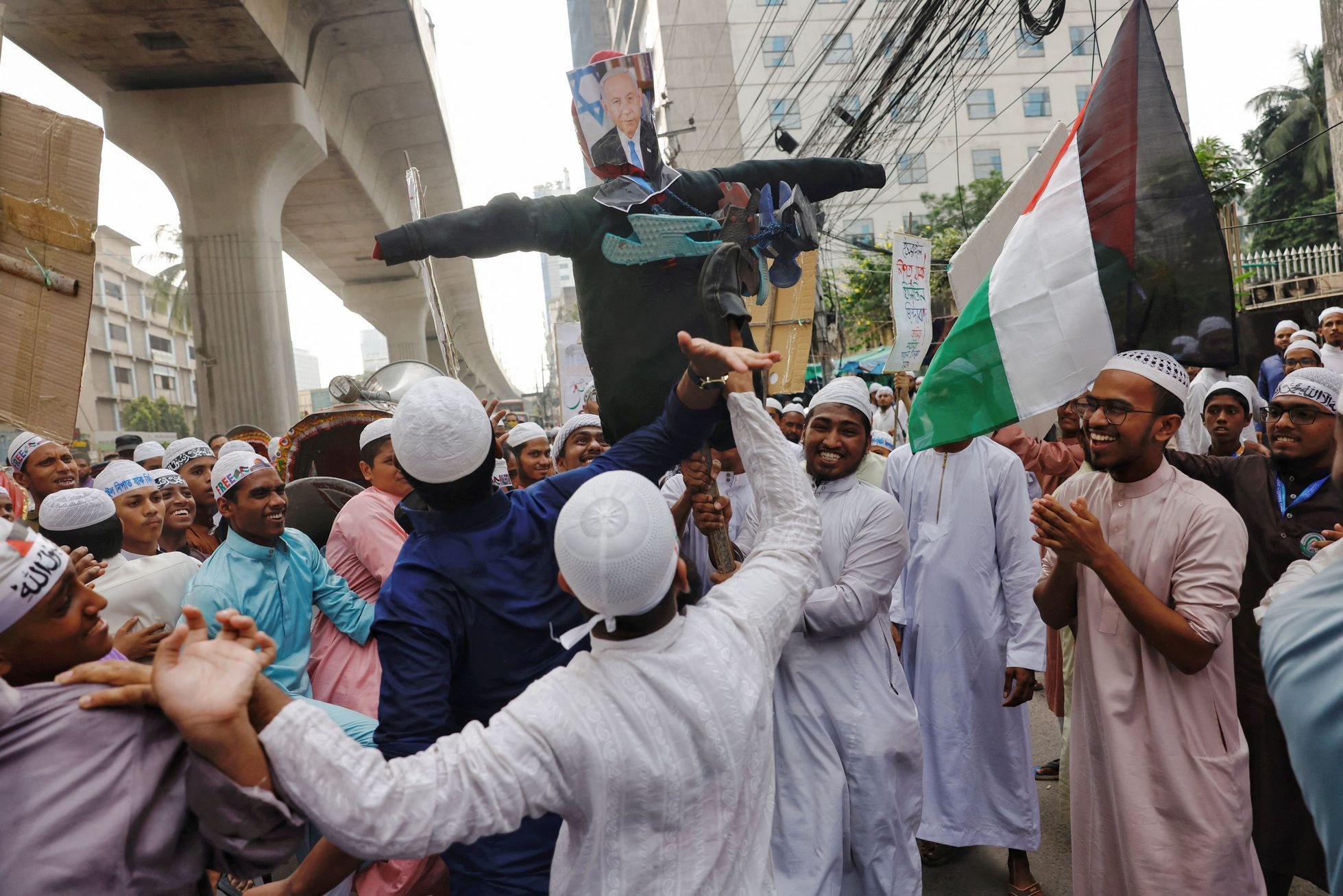 Propalestinští demonstranti v Bangladéši s figurínou izraelského premiéra Benjamina Netanjahua.