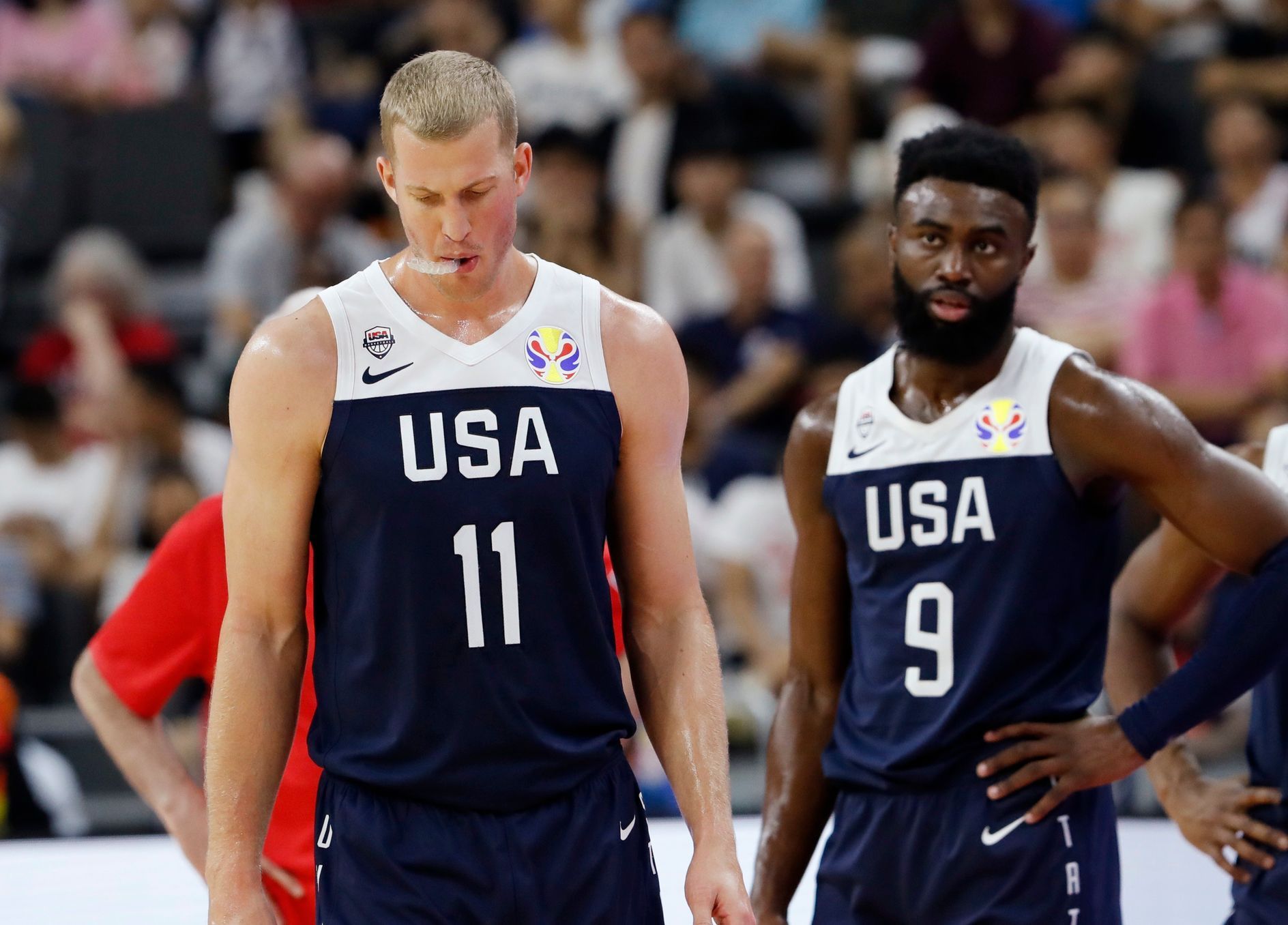 Zklamaní basketbalisté USA Mason Plumlee and Jaylen Brown při zápase se Srbskem