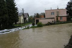 Pozor na bouřky, mohou rozvodnit říčky a zatopit sklepy