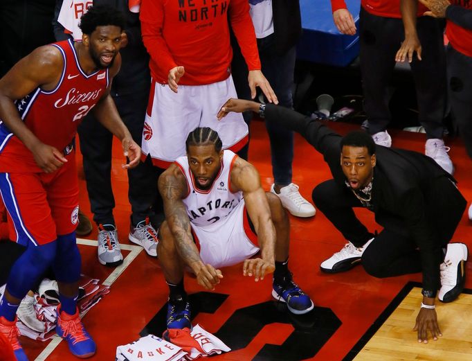 Kawhi Leonard (v bílém) z Toronta s napětím sleduje, zda jeho poslední střela skutečně skončí v koši