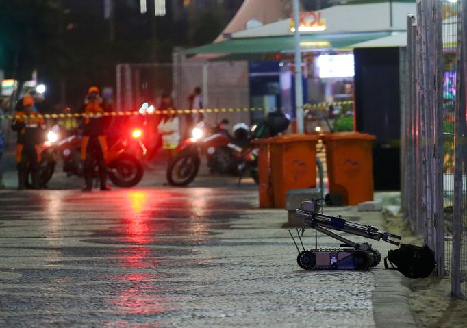 OH 2016: robot odpaluje podezřelý batoh u stadionu na beach volejbal