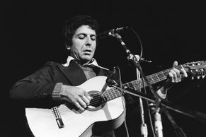 Obrazy ze života Leonarda Cohena: Básník v klobouku sáhl po kytaře v 60. letech, zrodila se ikona