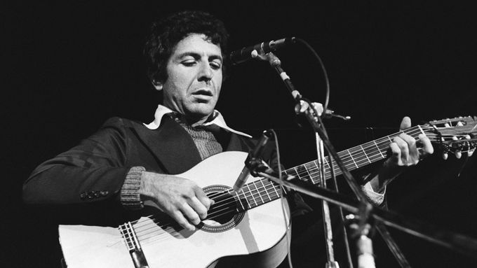 Obrazy ze života Leonarda Cohena: Básník v klobouku sáhl po kytaře v 60. letech, zrodila se ikona