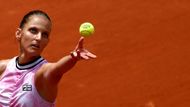 Karolína Plíšková při servisu. V prvním setu nehrála špatný tenis, dvakrát dokonce dohnala ztrátu brejku a působila dominantně, jenže její protivnice měla v koncovce navrch. Stephensová stála na returnu daleko za základní čarou, a tak se účinkem míjely i tvrdé a povedené servisy české ranařky. Češka trefila jen jedno eso, naproti tomu zaznamenala pět dvojchyb.