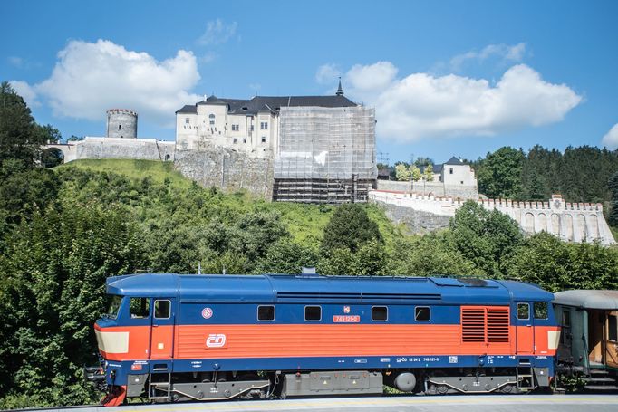 Trať vede kolem hradu Český Šternberk.