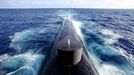 April 25, 2011 - Fort Lauderdale, Florida, U.S. - -- Fort Lauderdale, Fla. -- The stern of the USS Annapolis (SSN 760), a S6G nuclear reactor powered fast attack submarine, seen from the bridge while sailing to Port Everglades in Fort Lauderdale on Monday. The USS Annapolis measures 362 ft. in length and 33 ft. at the beam, a diving depth of over 400 ft., 27+ mph, 12 vertical launch missile tubes, 4 torpedo tubes, and a crew of 130 enlisted submariners. The submarine was commissioned April 11, 1992 with its homeport in Groton, Connecticut. USS Annapolis sailed to the 21st Anniversary of Fleet Week at Port Everglades, Fort Lauderdale. (Credit Image: © Gary Coronado/The Palm Beach Post) ( automatický překlad do češtiny )