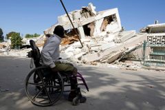 Haiti pohřbívá desítky tisíc obětí. Napětí stále roste