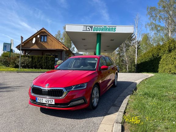 Pumpa Dovatrans byla první v Česku, která začala nabízet HVO100 i pro běžné motoristy. Dnes stojí litr o 3 koruny víc než běžná motorová nafta.