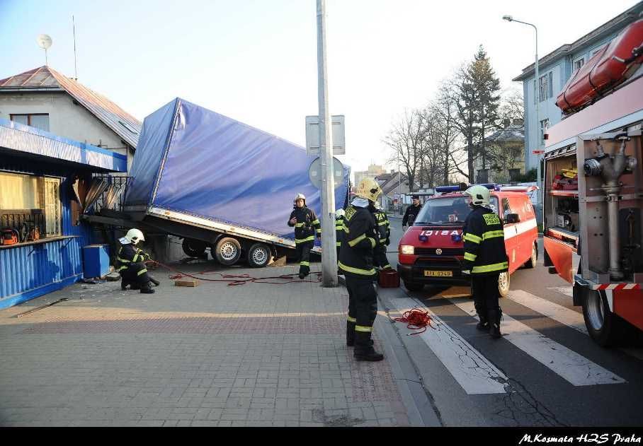 Utržený přívěs srazil ženu