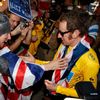 Britský cyklista Bradley Wiggins slaví vítězství v Tour de France po její poslední 20. etapě.
