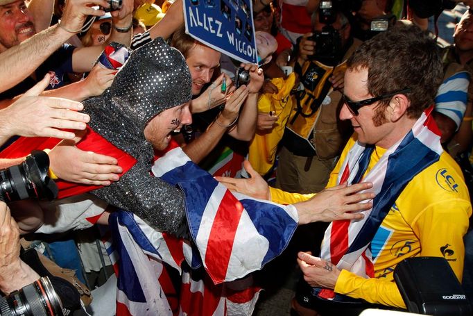 Britský cyklista Bradley Wiggins slaví vítězství v Tour de France po její poslední 20. etapě.