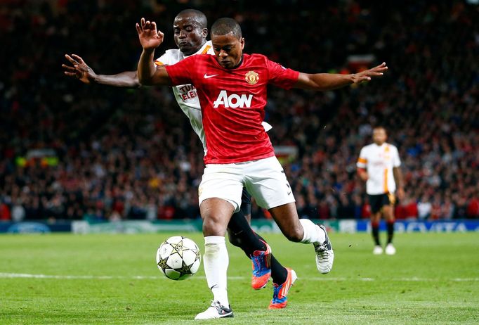 Manchester United - Galatasaray, Evra si kryje míč