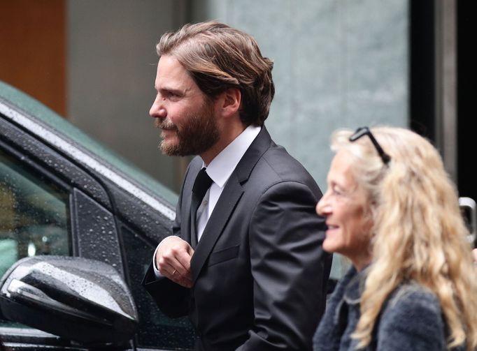 Herec Daniel Brühl přichází na zádušní mši za Nikiho Laudu ve vídeňské katedrále svatého Štěpána