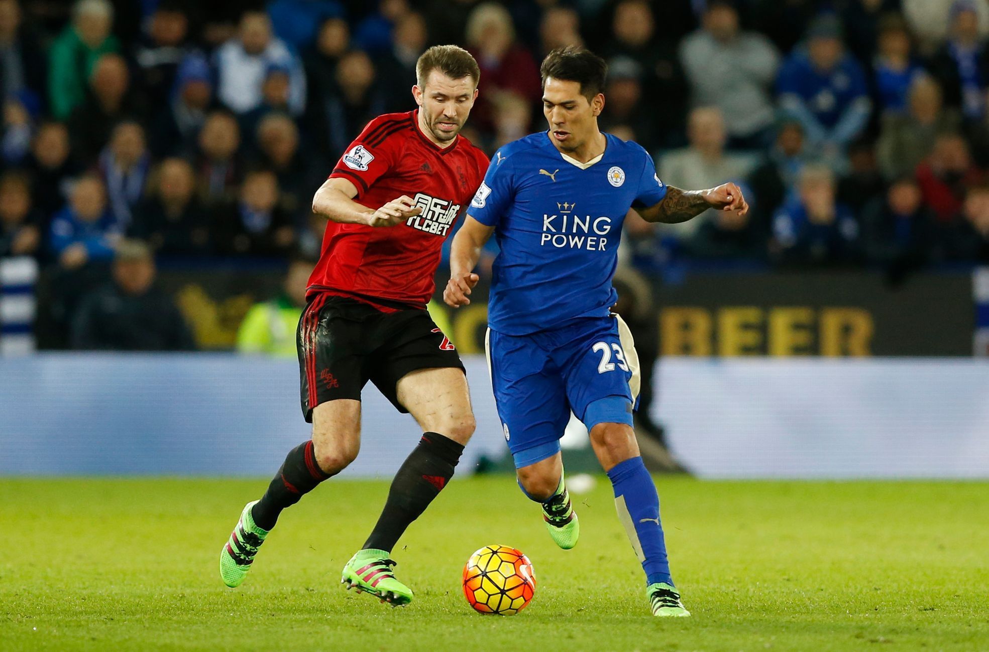 Leicester City vs West Bromwich: Leonardo Ulloa a Gareth McAuley