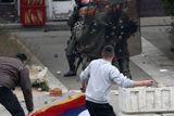 Obyvatelé srbské části města Kosovská Mitrovica zaútočili na mezinárodní jednotky kvůli sporům o soudní budovu. V pátek budovu pod správou OSN obsadili srbští demonstranti. V pondělí ráno budovu získaly zpět mezinárodní jednotky, přičemž několik desítek Srbů zatkly. Poté vypukly násilnosti.