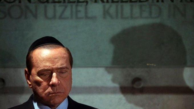 Sylvio Berlusconi v jeruzalémském památníku holocaustu Jad Vašem.