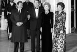 Manželé Mubarakovi s americkým prezidentem Ronaldem Reaganem a jeho ženou Nancy před státní večeří na počest Mubarakovy návštěvy Bílého domu 28. ledna 1988.
