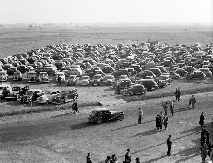 Parkoviště automobilů na závodišti během 58. ročníku Velké pardubické steeplechase, nejslavnějšího dostihu na kontinentu, 12. října 1947.