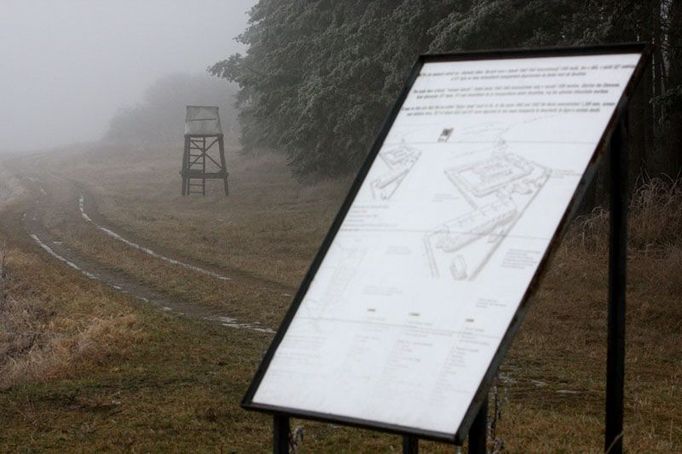 Půdorys tábora se s vepřínem úplně neshoduje. I tady umírali lidé. Místo připomíná opršelá tabule. Lovci tu dnes číhají na svou kořist.