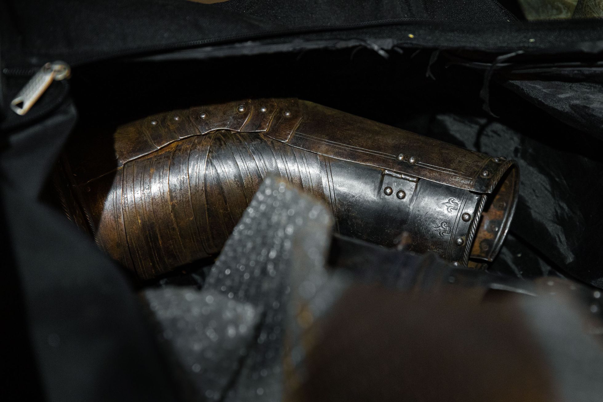 Kovář, platnéř Petr Brožek, výroba plátové zbroje a helmy