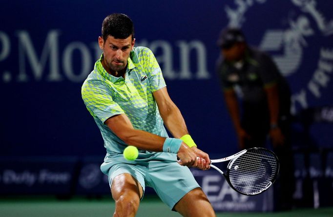 Novak Djokovič v zápase proti Macháčovi v Dubaji.