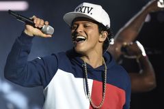 Recenze: Bruno Mars nabízí popové sedativum zapomnění. Něco víc od jeho desky nečekejte