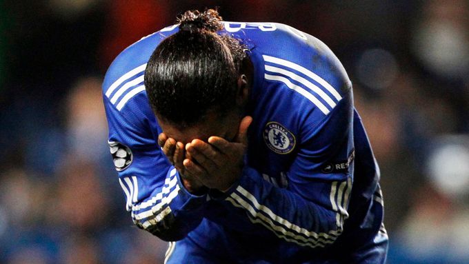 Didier Drogba nemůže věřit tomu, že Chelsea opět nevyhraje Ligu mistrů