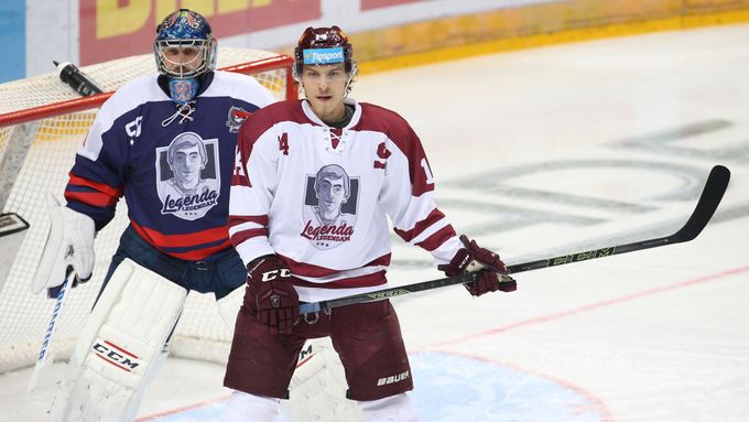 Portrét bývalého skvělého hokejisty i trenéra Ivana Hlinky zdobil dresy všech extraligových celků.