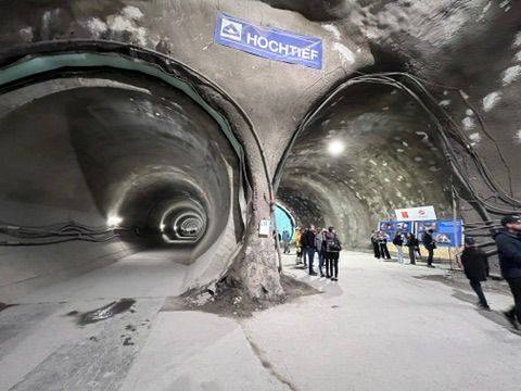 den otevřených dveří stavba metra D úsek Pankrác Olbrachtova