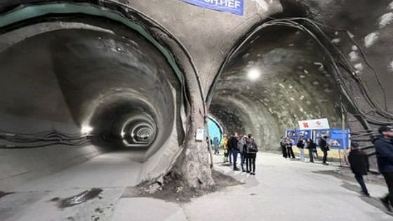 Uvnitř metra D. Vlevo propojka s trasou C, vpravo budoucí dvojkolejný tunel metra D