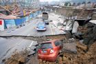 Propadlý tunel metra v Číně pohltil lidi i kus ulice