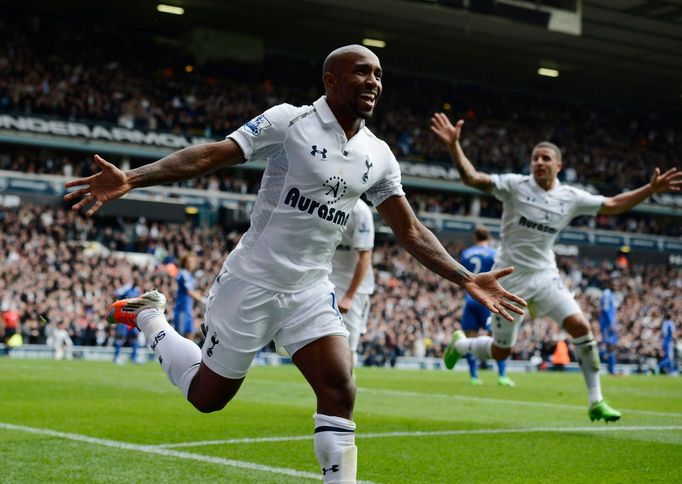 Fotbalista Tottenhamu Jermain Defoe slaví svůj gól v utkání anglické Premier League 2012/13 proti Chelsea.