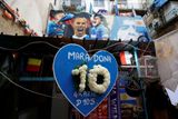 "Dnes pláče i míč. Maradona byl a zůstane bohem pro Argentinu i Neapol." Španělský deník Sport