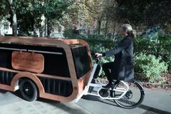 Pohřební vůz vytváří uhlíkovou stopu, Pařížanka proto nebožtíky přepravuje na kole