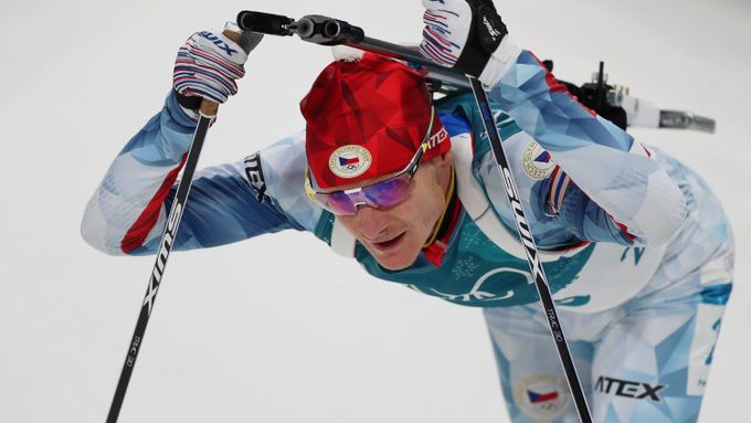 Ondřej Moravec v závodě biatlonistů s hromadným startem na ZOH 2018