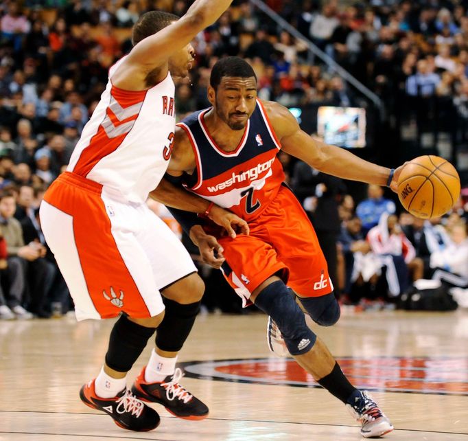 John Wall z Washingtonu proniká okolo Kyla Lowryho z Toronta