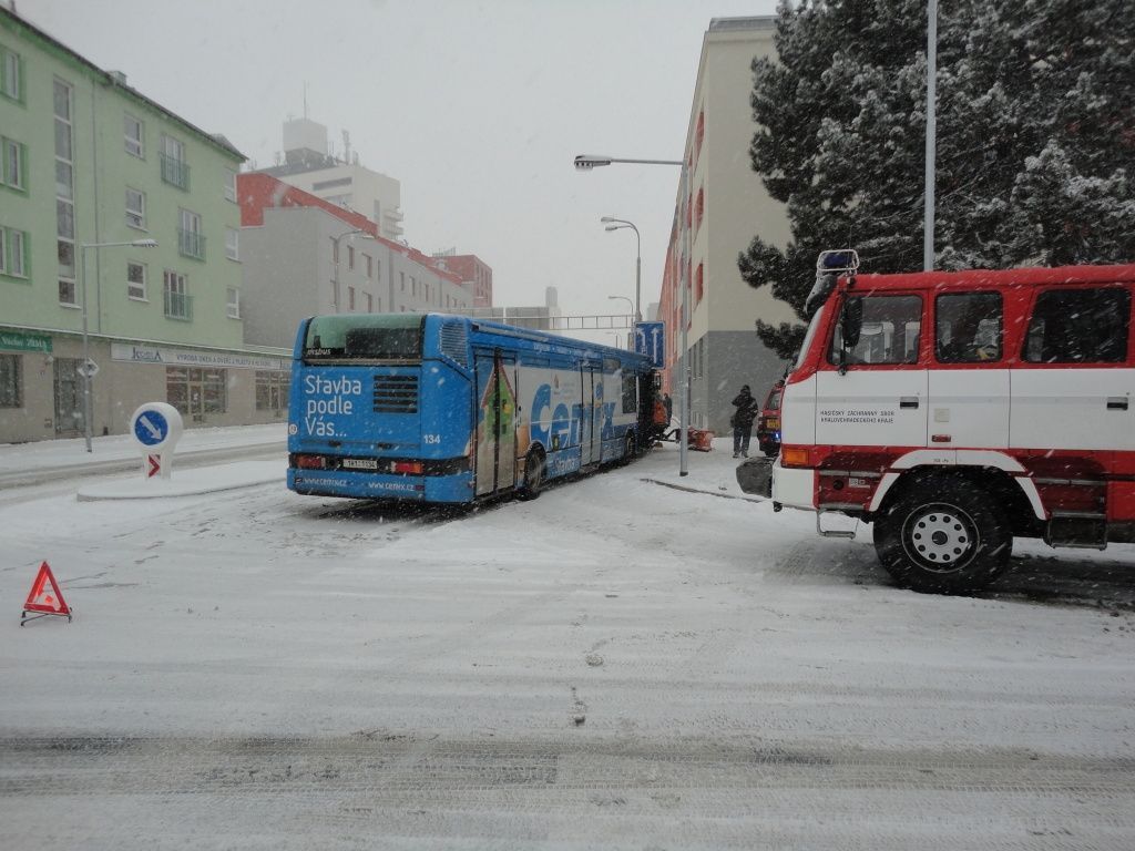 Nehoda - 12.2.2013- HK - Autobus se srazil s pluhem