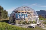 Norská rodina žije v hliněném domku pod skleněnou kopulí. Za polárním kruhem pěstují i zeleninu