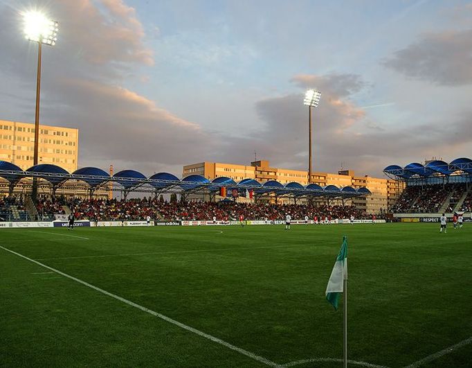 Mladoboleslavský stadion mezi panelovými domy.