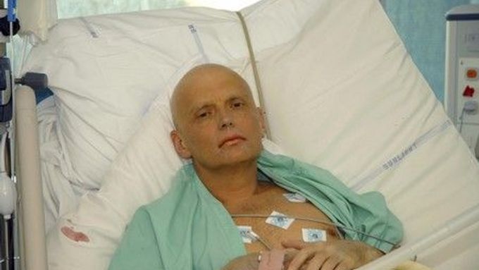 Litviněnko na lůžku londýnské nemocnice. Stále není jasné, jaký jed se mu dostal do těla.