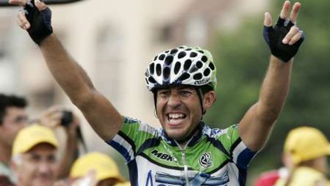 Španělský cyklista Juan Miguel Mercado z týmu Agritubel se raduje z vítězství v desáté etapě Tour de France.