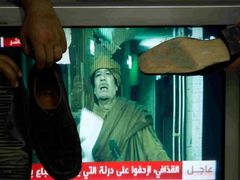 Boty namířené podrážkou na tvář jsou v arabském světě gestem opovržení.