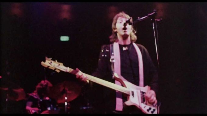 Silly Love Songs na koncertu Paula McCartneyho a jeho kapely Wings z poloviny 70. let.
